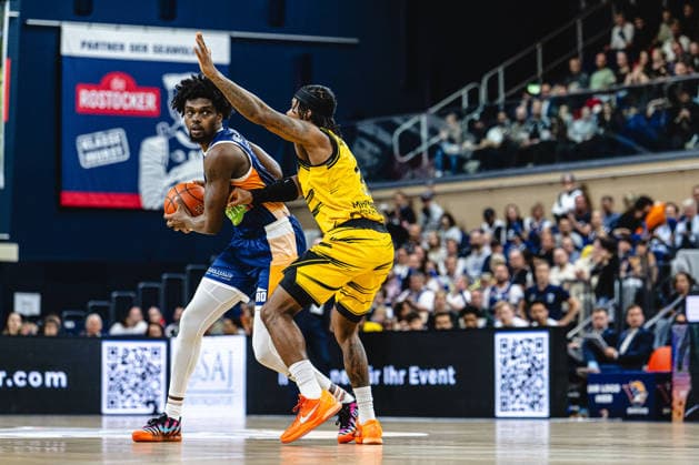 Rostock, Deutschland 12. Mai 2026: easyCredit BBL Play-Ins - 2025 2026 - Rostock Seawolves gegen MHP Riesen Ludwigsburg Im Bild: v. li. im Zweikampf Kassim Nicholson (Rostock Seawolves) und Stefan Smith (MHP RIESEN Ludwigsburg) Stadthalle Rostock Mecklenburg-Vorpommern Copyright: xFotostandx xVoelkerx