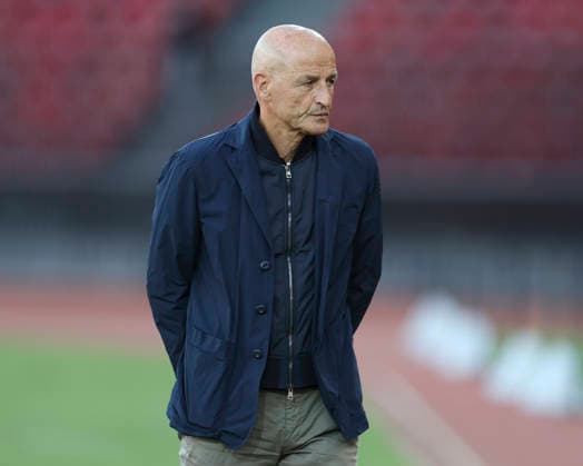 12.05.2026, SUI, Fussball, Herren, Swiss Super-League, Relegation Group, Saison 2025 2026, Grasshopper Club Zürich vs. FC Winterthur Peter Zeidler (Trainer, GC Zürich) angespannt bei den unmittelbaren Spielvorbereitungen seines Teams Zürich Stadion Letzigrund Zürich Switzerland