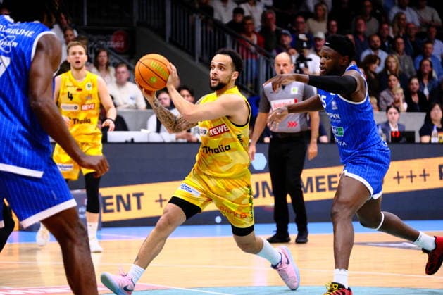 ProA Playoffs Viertelfinale - Phoenix Hagen vs. PS Karlsruhe LIONS, Hagen, 12.05.2026, Ischelandhalle Hagen Marcus Henri Graves ( 0, Phoenix Hagen, PG) beim Zug zum Korb mit dem Auge für die Mitspieler; ProA Playoff Viertelfinale - Phoenix Hagen vs. PS Karlsruhe LIONS, Hagen, 12.05.2026, Ischelandhalle Hagen Copyright: xBEAUTIFULxSPORTS Piepenstockx