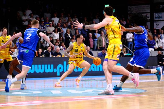 ProA Playoffs Viertelfinale - Phoenix Hagen vs. PS Karlsruhe LIONS, Hagen, 12.05.2026, Ischelandhalle Hagen Jeffrey Carroll ( 30, Phoenix Hagen, SF) sucht eine Anspielstation; ProA Playoff Viertelfinale - Phoenix Hagen vs. PS Karlsruhe LIONS, Hagen, 12.05.2026, Ischelandhalle Hagen Copyright: xBEAUTIFULxSPORTS Piepenstockx