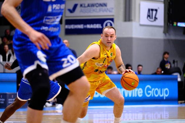 ProA Playoffs Viertelfinale - Phoenix Hagen vs. PS Karlsruhe LIONS, Hagen, 12.05.2026, Ischelandhalle Hagen Devin Lawrence Schmidt ( 8, Phoenix Hagen, SG) versucht durch die Verteidigung zu kommen; ProA Playoff Viertelfinale - Phoenix Hagen vs. PS Karlsruhe LIONS, Hagen, 12.05.2026, Ischelandhalle Hagen Copyright: xBEAUTIFULxSPORTS Piepenstockx