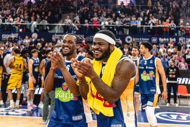 Rostock, Deutschland 12. Mai 2026: easyCredit BBL Play-Ins - 2025 2026 - Rostock Seawolves gegen MHP Riesen Ludwigsburg Im Bild: v.li. Phillip Greene IV (Rostock Seawolves) und TJ Crockett Jr. (Rostock Seawolves) Stadthalle Rostock Mecklenburg-Vorpommern Copyright: xFotostandx xVoelkerx