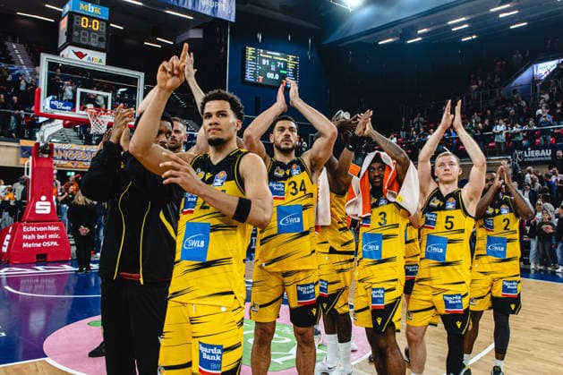 Rostock, Deutschland 12. Mai 2026: easyCredit BBL Play-Ins - 2025 2026 - Rostock Seawolves gegen MHP Riesen Ludwigsburg Im Bild: Die Mannschaft der Riesen bedankt sich bei den Fans Stadthalle Rostock Mecklenburg-Vorpommern Copyright: xFotostandx xVoelkerx