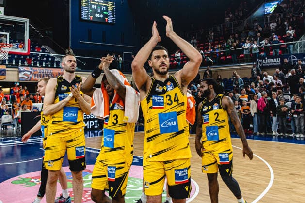 Rostock, Deutschland 12. Mai 2026: easyCredit BBL Play-Ins - 2025 2026 - Rostock Seawolves gegen MHP Riesen Ludwigsburg Im Bild: Die Mannschaft der Riesen bedankt sich bei den Fans Stadthalle Rostock Mecklenburg-Vorpommern Copyright: xFotostandx xVoelkerx