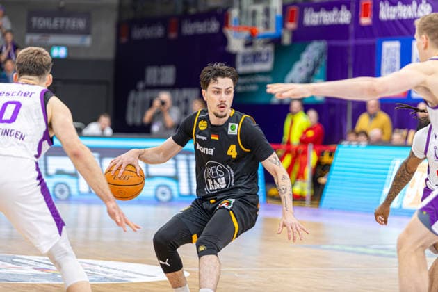 ProA, BG Goettingen vs. Bozic Estriche Kirchheim Knights, Sparkassen-Arena Goettingen; 12.05.2026 ProA, Goettingen, Germany - 12.05.2026: Gian Aydinoglu (Bozic Estriche Kirchheim Knights, 4) am Ball, Barmer ProA 2. Basketball Bundesliga, Playoffs, Spiel der BG Goettingen vs. Bozic Estriche Kirchheim Knights, Sparkassen-Arena Goettingen Copyright: xBEAUTIFULxSPORTS Freudensteinx