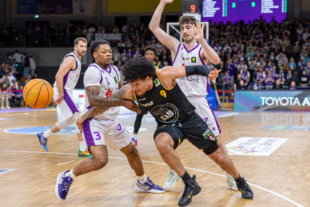 ProA, BG Goettingen vs. Bozic Estriche Kirchheim Knights, Sparkassen-Arena Goettingen; 12.05.2026 ProA, Goettingen, Germany - 12.05.2026: Tylan Pope (Bozic Estriche Kirchheim Knights, 9) gegen Jordan Sears (BG Goettingen, 3), Barmer ProA 2. Basketball Bundesliga, Playoffs, Spiel der BG Goettingen vs. Bozic Estriche Kirchheim Knights, Sparkassen-Arena Goettingen Copyright: xBEAUTIFULxSPORTS Freudensteinx
