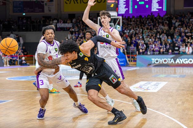 ProA, BG Goettingen vs. Bozic Estriche Kirchheim Knights, Sparkassen-Arena Goettingen; 12.05.2026 ProA, Goettingen, Germany - 12.05.2026: Tylan Pope (Bozic Estriche Kirchheim Knights, 9) gegen Jordan Sears (BG Goettingen, 3), Barmer ProA 2. Basketball Bundesliga, Playoffs, Spiel der BG Goettingen vs. Bozic Estriche Kirchheim Knights, Sparkassen-Arena Goettingen Copyright: xBEAUTIFULxSPORTS Freudensteinx
