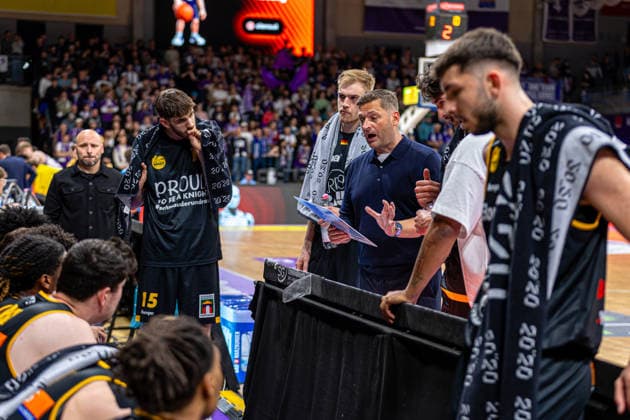 ProA, BG Goettingen vs. Bozic Estriche Kirchheim Knights, Sparkassen-Arena Goettingen; 12.05.2026 ProA, Goettingen, Germany - 12.05.2026: Die Spieler der Bozic Estriche Kirchheim Knights bei einer Auszeit, Barmer ProA 2. Basketball Bundesliga, Playoffs, Spiel der BG Goettingen vs. Bozic Estriche Kirchheim Knights, Sparkassen-Arena Goettingen Copyright: xBEAUTIFULxSPORTS Freudensteinx