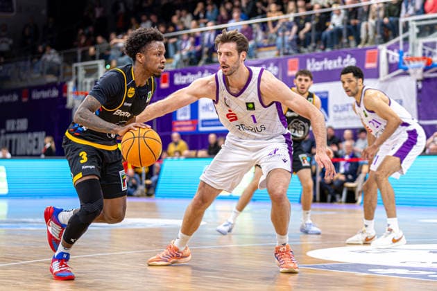 ProA, BG Goettingen vs. Bozic Estriche Kirchheim Knights, Sparkassen-Arena Goettingen; 12.05.2026 ProA, Goettingen, Germany - 12.05.2026: Charles Tyrone Harris Jr. (Bozic Estriche Kirchheim Knights, 3) am Ball gegen Adam Ramstedt (BG Goettingen, 1), Barmer ProA 2. Basketball Bundesliga, Playoffs, Spiel der BG Goettingen vs. Bozic Estriche Kirchheim Knights, Sparkassen-Arena Goettingen Copyright: xBEAUTIFULxSPORTS Freudensteinx