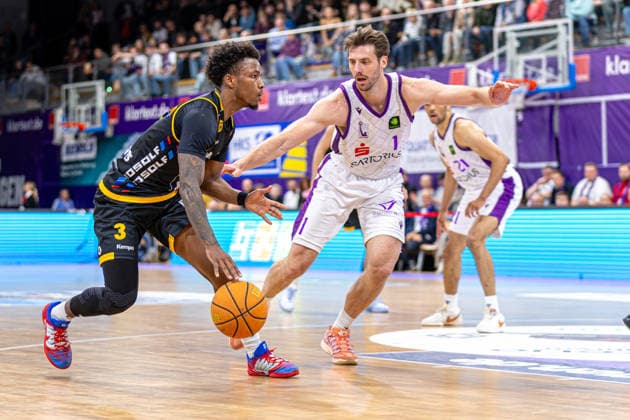 ProA, BG Goettingen vs. Bozic Estriche Kirchheim Knights, Sparkassen-Arena Goettingen; 12.05.2026 ProA, Goettingen, Germany - 12.05.2026: harles Tyrone Harris Jr. (Bozic Estriche Kirchheim Knights, 3) am Ball gegen Adam Ramstedt (BG Goettingen, 1), Barmer ProA 2. Basketball Bundesliga, Playoffs, Spiel der BG Goettingen vs. Bozic Estriche Kirchheim Knights, Sparkassen-Arena Goettingen Copyright: xBEAUTIFULxSPORTS Freudensteinx