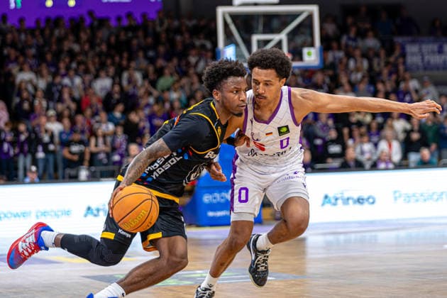 ProA, BG Goettingen vs. Bozic Estriche Kirchheim Knights, Sparkassen-Arena Goettingen; 12.05.2026 ProA, Goettingen, Germany - 12.05.2026: Charles Tyrone Harris Jr. (Bozic Estriche Kirchheim Knights, 3) am Ball gegen Nils Schmitz (BG Goettingen, 0), Barmer ProA 2. Basketball Bundesliga, Playoffs, Spiel der BG Goettingen vs. Bozic Estriche Kirchheim Knights, Sparkassen-Arena Goettingen Copyright: xBEAUTIFULxSPORTS Freudensteinx