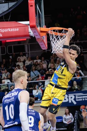 Brandon Tischler (MHP Riesen Ludwigsburg, 24) beim Dunkin, GER, Rostock Seawolves vs. MHP Riesen Ludwigsburg, easycredit BBL, Basketball, Bundesliga, Play-Ins, Spielzeit 2025 2026, 12.05.2026. GER, Rostock Seawolves vs. MHP Riesen Ludwigsburg, easycredit BBL, Basketball, Bundesliga, Play-Ins, Spielzeit 2025 2026, 12.05.2026. Rostock Copyright: xEibner-Pressefoto DenverxEhrlichx EP_DEH