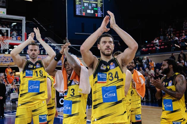 Riesen bedanken sich bei den Fans, Niederlage in Rostock, GER, Rostock Seawolves vs. MHP Riesen Ludwigsburg, easycredit BBL, Basketball, Bundesliga, Play-Ins, Spielzeit 2025 2026, 12.05.2026. GER, Rostock Seawolves vs. MHP Riesen Ludwigsburg, easycredit BBL, Basketball, Bundesliga, Play-Ins, Spielzeit 2025 2026, 12.05.2026. Rostock Copyright: xEibner-Pressefoto DenverxEhrlichx EP_DEH