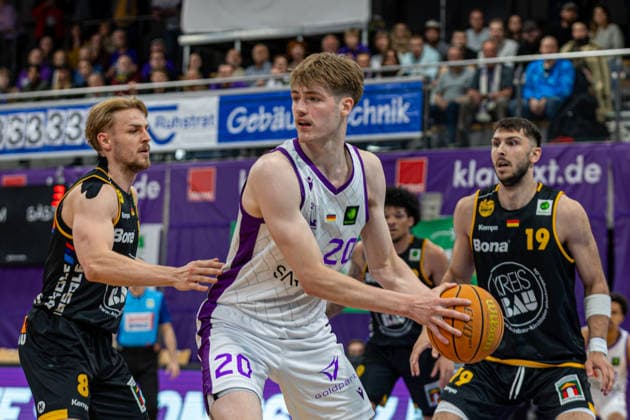 ProA, BG Goettingen vs. Bozic Estriche Kirchheim Knights, Sparkassen-Arena Goettingen; 12.05.2026 ProA, Goettingen, Germany - 12.05.2026: Janis Juenemann (BG Göttingen, 20) am Ball, Barmer ProA 2. Basketball Bundesliga, Playoffs, Spiel der BG Goettingen vs. Bozic Estriche Kirchheim Knights, Sparkassen-Arena Goettingen Copyright: xBEAUTIFULxSPORTS Freudensteinx
