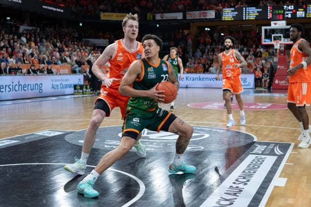 GER, Basketball, easy Credit- BBL, Play-Ins, Rasta Vechta vs VET-CONCEPT Gladiators Trier 12.05.2026, Rasta Dome, Vechta, GER, easy Credit-BBL, Play-Ins, Rasta Vechta vs VET-CONCEPT Gladiators Trier, im Bild Nolan ADEKUNLE ( VET-CONCEPT Gladiators Trier 22 ) Lars THIEMANN ( Rasta Vechta 21 )