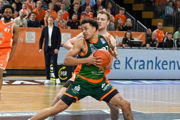 Nolan Adekunle (VET-CONCEPT Gladiators Trier, 22) gegen Lars Thiemann (RASTA Vechta, 21) RASTA Vechta vs. VET-CONCEPT Gladiators Trier, easyCredit Basketball Bundesliga, Play-Ins, Saison 2025 2026, 12.05.2026, RASTA Vechta vs.VET-CONCEPT Gladiators Trier, easyCredit Basketball Bundesliga, Play-Ins, Saison 2025 2026, 12.05.2026 Vechta Copyright: xEibner-Pressefoto RobertxGertzenx EP_RGN