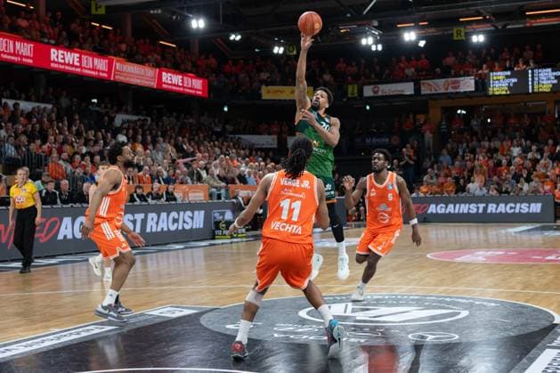 GER, Basketball, easy Credit- BBL, Play-Ins, Rasta Vechta vs VET-CONCEPT Gladiators Trier 12.05.2026, Rasta Dome, Vechta, GER, easy Credit-BBL, Play-Ins, Rasta Vechta vs VET-CONCEPT Gladiators Trier, im Bild Urald KING ( VET-CONCEPT Gladiators Trier 20 ) Alonzo VERGE JR. ( Rasta Vechta 11 ) TJ BAMBA ( Rasta Vechta 5 )