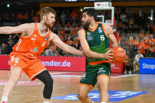 Behnam Yakhchali (VET-CONCEPT Gladiators Trier, 08) gegen Lars Thiemann (RASTA Vechta, 21) RASTA Vechta vs. VET-CONCEPT Gladiators Trier, easyCredit Basketball Bundesliga, Play-Ins, Saison 2025 2026, 12.05.2026, RASTA Vechta vs.VET-CONCEPT Gladiators Trier, easyCredit Basketball Bundesliga, Play-Ins, Saison 2025 2026, 12.05.2026 Vechta Copyright: xEibner-Pressefoto RobertxGertzenx EP_RGN