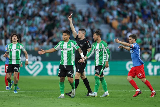 ESP: Real Betis - Elche CF. La Liga EA Sports. Date 36 The referee Isidro Diaz de Mera shows red card to Leo Petrot of Elche CF during the La Liga EA Sports match between Real Betis and Elche CF played at La Cartuja Stadium on May 12, 2026 in Sevilla, Spain. kpng Copyright: xAntonioxPozox xPRESSINPHOTOx AP_260512_BET_ELC_2526_029