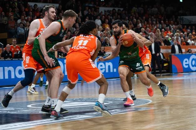 GER, Basketball, easy Credit- BBL, Play-Ins, Rasta Vechta vs VET-CONCEPT Gladiators Trier 12.05.2026, Rasta Dome, Vechta, GER, easy Credit-BBL, Play-Ins, Rasta Vechta vs VET-CONCEPT Gladiators Trier, im Bild Behnam YAKHCHALI ( VET-CONCEPT Gladiators Trier 8 ) Philipp KERKENHOFF ( Rasta Vechta 14 ) Marten LINSSEN ( VET-CONCEPT Gladiators Trier 12 ) Alonzo VERGE JR. ( Rasta Vechta 11 )