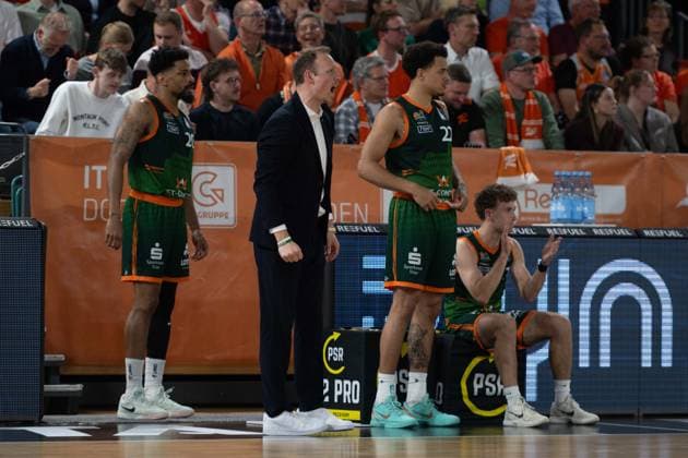 GER, Basketball, easy Credit- BBL, Play-Ins, Rasta Vechta vs VET-CONCEPT Gladiators Trier 12.05.2026, Rasta Dome, Vechta, GER, easy Credit-BBL, Play-Ins, Rasta Vechta vs VET-CONCEPT Gladiators Trier, im Bild Urald KING ( VET-CONCEPT Gladiators Trier 20 ) Jacques SCHNEIDER ( VET-CONCEPT Gladiators Trier Headcoach Head-Coach ) Nolan ADEKUNLE ( VET-CONCEPT Gladiators Trier 22 ) Steven ASHWORTH ( VET-CONCEPT Gladiators Trier 1 )