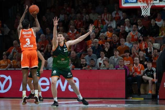 GER, Basketball, easy Credit- BBL, Play-Ins, Rasta Vechta vs VET-CONCEPT Gladiators Trier 12.05.2026, Rasta Dome, Vechta, GER, easy Credit-BBL, Play-Ins, Rasta Vechta vs VET-CONCEPT Gladiators Trier, im Bild Marten LINSSEN ( VET-CONCEPT Gladiators Trier 12 ) Malik PARSONS ( Rasta Vechta 3 )