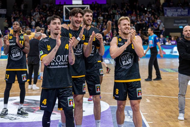 ProA, BG Goettingen vs. Bozic Estriche Kirchheim Knights, Sparkassen-Arena Goettingen; 12.05.2026 ProA, Goettingen, Germany - 12.05.2026: Die Spieler der Bozic Estriche Kirchheim Knights nach dem Spiel, Barmer ProA 2. Basketball Bundesliga, Playoffs, Spiel der BG Goettingen vs. Bozic Estriche Kirchheim Knights, Sparkassen-Arena Goettingen Copyright: xBEAUTIFULxSPORTS Freudensteinx