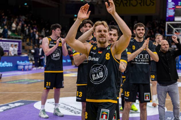 ProA, BG Goettingen vs. Bozic Estriche Kirchheim Knights, Sparkassen-Arena Goettingen; 12.05.2026 ProA, Goettingen, Germany - 12.05.2026: Die Spieler der Bozic Estriche Kirchheim Knights nach dem Spiel, Barmer ProA 2. Basketball Bundesliga, Playoffs, Spiel der BG Goettingen vs. Bozic Estriche Kirchheim Knights, Sparkassen-Arena Goettingen Copyright: xBEAUTIFULxSPORTS Freudensteinx