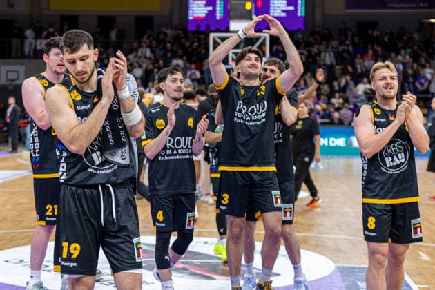 ProA, BG Goettingen vs. Bozic Estriche Kirchheim Knights, Sparkassen-Arena Goettingen; 12.05.2026 ProA, Goettingen, Germany - 12.05.2026: Die Spieler der Bozic Estriche Kirchheim Knights nach dem Spiel, Barmer ProA 2. Basketball Bundesliga, Playoffs, Spiel der BG Goettingen vs. Bozic Estriche Kirchheim Knights, Sparkassen-Arena Goettingen Copyright: xBEAUTIFULxSPORTS Freudensteinx