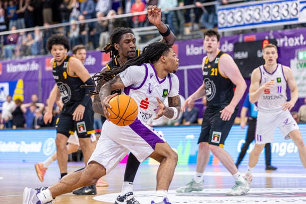 ProA, BG Goettingen vs. Bozic Estriche Kirchheim Knights, Sparkassen-Arena Goettingen; 12.05.2026 ProA, Goettingen, Germany - 12.05.2026: Jordan Sears (BG Goettingen, 3) am Ball, Barmer ProA 2. Basketball Bundesliga, Playoffs, Spiel der BG Goettingen vs. Bozic Estriche Kirchheim Knights, Sparkassen-Arena Goettingen Copyright: xBEAUTIFULxSPORTS Freudensteinx