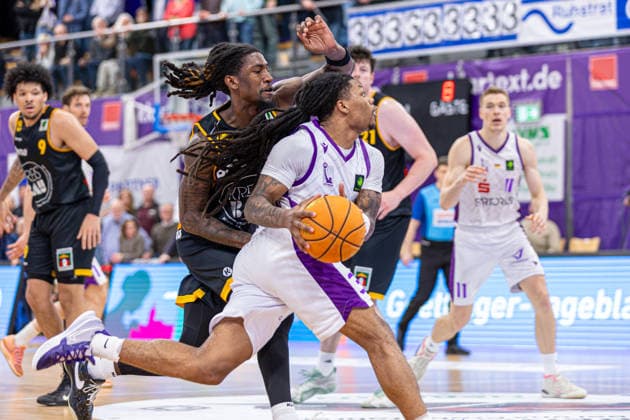 ProA, BG Goettingen vs. Bozic Estriche Kirchheim Knights, Sparkassen-Arena Goettingen; 12.05.2026 ProA, Goettingen, Germany - 12.05.2026: Jordan Sears (BG Goettingen, 3) am Ball, Barmer ProA 2. Basketball Bundesliga, Playoffs, Spiel der BG Goettingen vs. Bozic Estriche Kirchheim Knights, Sparkassen-Arena Goettingen Copyright: xBEAUTIFULxSPORTS Freudensteinx