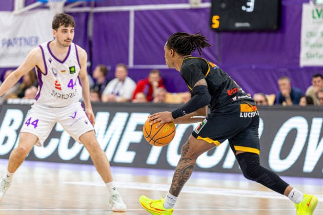 ProA, BG Goettingen vs. Bozic Estriche Kirchheim Knights, Sparkassen-Arena Goettingen; 12.05.2026 ProA, Goettingen, Germany - 12.05.2026: Phillip Russell (Bozic Estriche Kirchheim Knights, 1) am Ball, Barmer ProA 2. Basketball Bundesliga, Playoffs, Spiel der BG Goettingen vs. Bozic Estriche Kirchheim Knights, Sparkassen-Arena Goettingen Copyright: xBEAUTIFULxSPORTS Freudensteinx