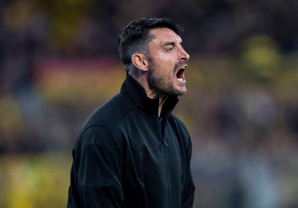 Einzelbild, Single image: Albert Riera (Eintracht Frankfurt, Trainer) gibt Anweisungen, gestikuliert, mit den Armen gestikulieren, gives instructions, gesticulate, gesticolando, emotionen Borussia Dortmund - Eintracht Frankfurt, 33. Spieltag, 1. Bundesliga in Dortmund, Signal Iduna Park DFL regulations prohibit any use of photographs as image sequences and or quasi-video. Copyright: HMBxMedia xMarcoxBader