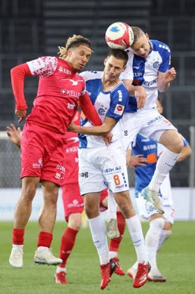 Grasshopper - FC Winterthur Nishan Burkart gegen Tim Meyer und Maximilian Ullmann 12.05.2026 Stadion Letzigrund Zuerich , SCHWEIZ, Saison 2025 2026 Herren Fussball Super League Grasshopper Club Zuerich - FC Winterthur Nishan Burkart (li,FCW) gegen Tim Meyer (mitte) und Maximilian Ullmann (GC)