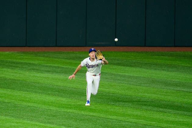 May 12, 2026, Arlington, Texas, USA: Texas Rangers center fielder EVAN CARTER (32) fields a ball out during the game between the Texas Rangers and the Arizona Diamondbacks. Texas Rangers Win 7-4  - ZUMAm348 20260512_znp_m348_010 Copyright: xLuisxRevillaxMatax