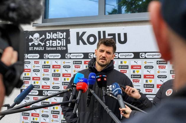 Nikola Vasilj ( Pauli ) im Interview mit Sky 1 NDR ARD Deutschland , Hamburg , Trainingsgelände an der Kollaustrasse , Fussball , 1. Bundesliga , Training des FC St Pauli