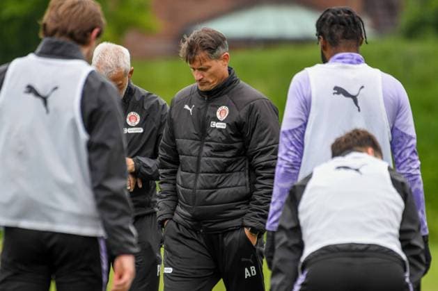 Trainer Alexander Blessin ( Pauli ) Deutschland , Hamburg , Trainingsgelände an der Kollaustrasse , Fussball , 1. Bundesliga , Training des FC St Pauli