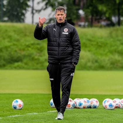 Trainer Alexander Blessin ( Pauli ) Deutschland , Hamburg , Trainingsgelände an der Kollaustrasse , Fussball , 1. Bundesliga , Training des FC St Pauli