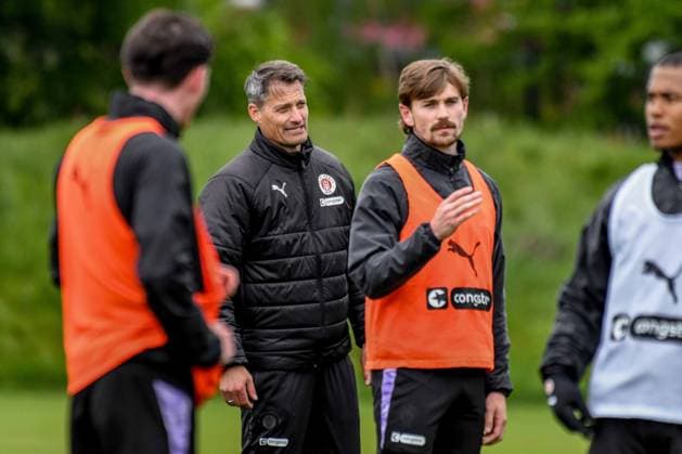 Fin Stevens Trainer Alexander Blessin Connor Metcalfe Joel Chima Fujita ( Pauli ) Deutschland , Hamburg , Trainingsgelände an der Kollaustrasse , Fussball , 1. Bundesliga , Training des FC St Pauli