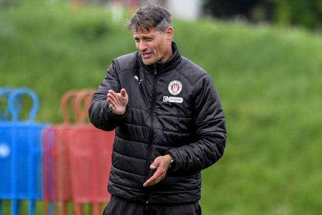 Trainer Alexander Blessin ( Pauli ) Deutschland , Hamburg , Trainingsgelände an der Kollaustrasse , Fussball , 1. Bundesliga , Training des FC St Pauli