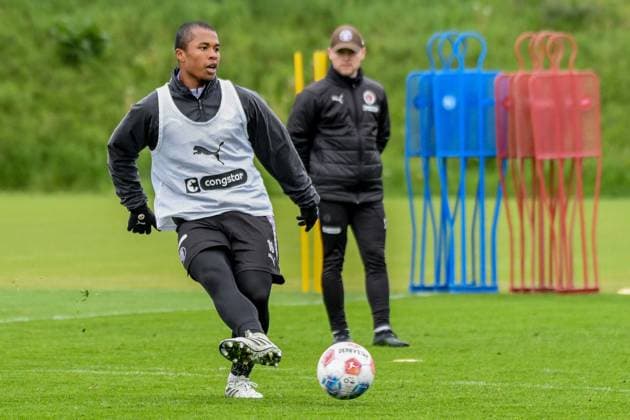Joel Chima Fujita ( Pauli ) am Ball Deutschland , Hamburg , Trainingsgelände an der Kollaustrasse , Fussball , 1. Bundesliga , Training des FC St Pauli