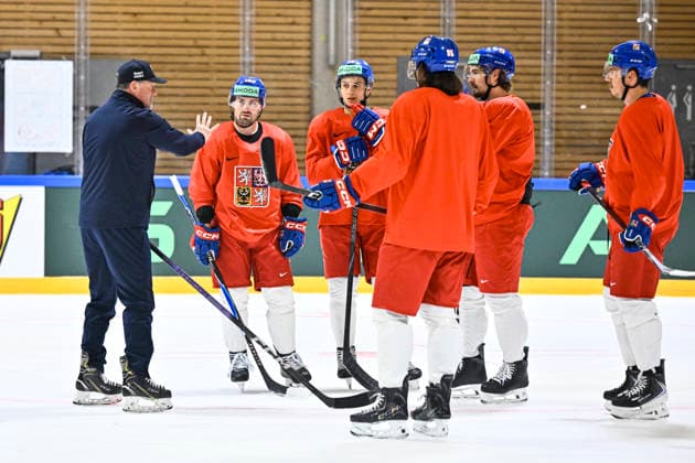 Head coach Radim Rulik, left, and Jakub Flek, 2nd from left, attend Czech national Ice hockey, Eishockey team training session at the 2026 IIHF Ice Hockey World Championship, WM, Weltmeisterschaft in Fribourg, Switzerland, on May 13, 2026. (CTKxPhoto RadekxPetrasek) CTKPhotoP2026051304336 CTKPhotoP2026051304336