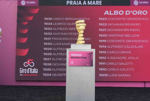 CICLISMO - Giro d Italia - Stage 5 - Praia a Mare - Potenza Photo by IPA ABACAPRESS.COM84632438 - Endless trophy during Stage 5 - Praia a Mare - Potenza, Giro d Italia race in Potenza, Italy, May 13 2026 Potenza Italy  Copyright: xIPAxSport ABACAx