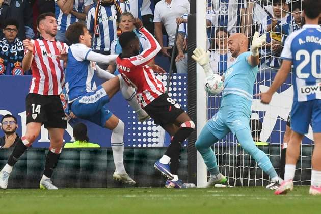 ESP: LaLiga EA Sports RCD Espanyol v Athletic Club Dmitrovic of Espanyol making a save from a possible goal by Inaki Williams of Athletic during LaLiga EA Sports, between RCD Espanyol v Athletic Club played at RCDE Stadium in Llobregat, Barcelona on May 13th, 2026 in Spain; Spain Futbol Copyright: xPacoxLargox xAgenciaxLOFx