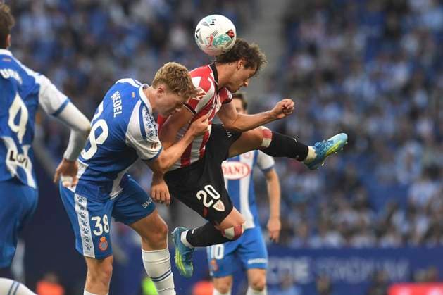 ESP: LaLiga EA Sports RCD Espanyol v Athletic Club Unai Gomez of Athletic challenges for a header with Riedel of Espanyol during LaLiga EA Sports, between RCD Espanyol v Athletic Club played at RCDE Stadium in Llobregat, Barcelona on May 13th, 2026 in Spain; Spain Futbol Copyright: xPacoxLargox xAgenciaxLOFx