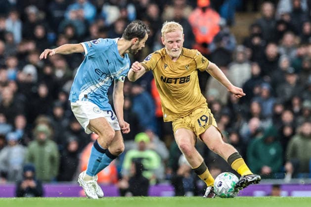 Premier League: Manchester City v Crystal Palace Will Hughes of Crystal Palace breaks with the ball under pressure from Bernardo Silva of Manchester City during the Premier League match Manchester City vs Crystal Palace at Etihad Stadium, Manchester, United Kingdom on 13 May 2026 (Photo by Mark Cosgrove News Images) Manchester Etihad Stadium Greater Manchester United, ManU Kingdom Copyright: xMarkxCosgrove NewsxImagesx