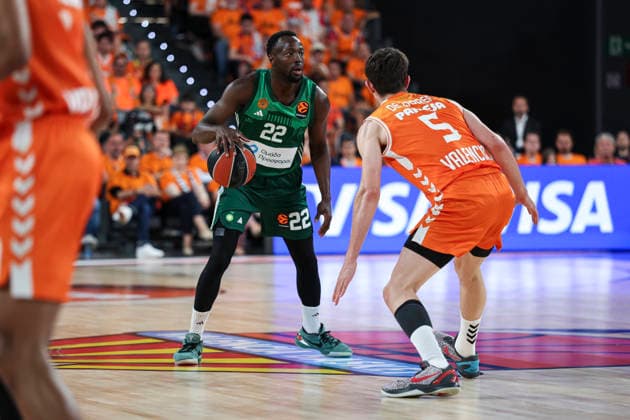 May 13, 2026, Valencia, Valencia, Spain: Jerian Grant of Panathinaikos AKTOR Athens and Sergio de Larrea of Valencia Basket in action during the EuroLeague Play Off Game 5 match between Valencia Basket and Panathinaikos Aktor Athens at Roig Arena on May 13, 2026 in Valencia, Spain. Valencia Spain - ZUMAa181 20260513_zaa_a181_173 Copyright: xIrinaxR.xHipolitox