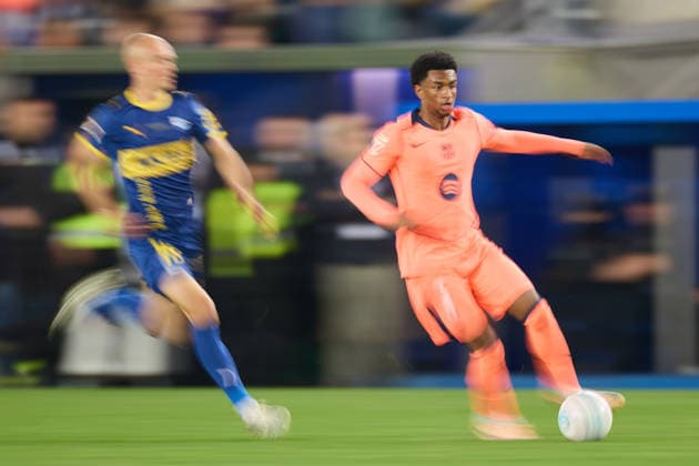 May 13, 2026, Vitoria, Alava, SPAIN: Jon Guridi of Deportivo Alaves competes for the ball with Alejandro Balde of FC Barcelona, Barca during the LaLiga EA Sports match between Deportivo Alaves and FC Barcelona at Mendizorrotza on May 13, 2026, in Vitoria, Spain. Vitoria SPAIN - ZUMAa181 20260513_zaa_a181_266 Copyright: xRicardoxLarreinax