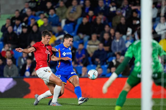 May 13, 2026, Getafe, Madrid, Spain: Martin Satriano of Getafe CF and David Lopez of RCD Mallorca compete for the ball during the Spanish League, LaLiga EA Sports, football match played between Getafe CF and RCD Mallorca at Coliseum de Getafe stadium on May 13, 2026, in Getafe, Spain. Getafe Spain - ZUMAa181 20260513_zaa_a181_277 Copyright: xDennisxAgyemanx
