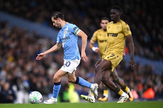 Manchester City v Crystal Palace, Premier League Bernardo Silva of Manchester City is challenged by Ismaila Sarr of Crystal Palace during the Manchester City v Crystal Palace Premier League match at the Etihad Stadium, Manchester, England on 13 May 2026 Credit: Ben Roberts Every Second Media Editorial use only. All images are copyright Every Second Media Limited. No images may be reproduced without prior permission. All rights reserved. Premier League and Football League images are subject to licensing agreements with Football DataCo Limited. see https: www.football-dataco.com Copyright: xIMAGO EveryxSecondxMediax ESM-1989-0036 BenxRobertsx xEveryxSecondxMediax